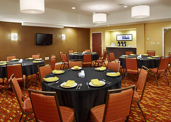 Courtyard By Marriott Akron Stow